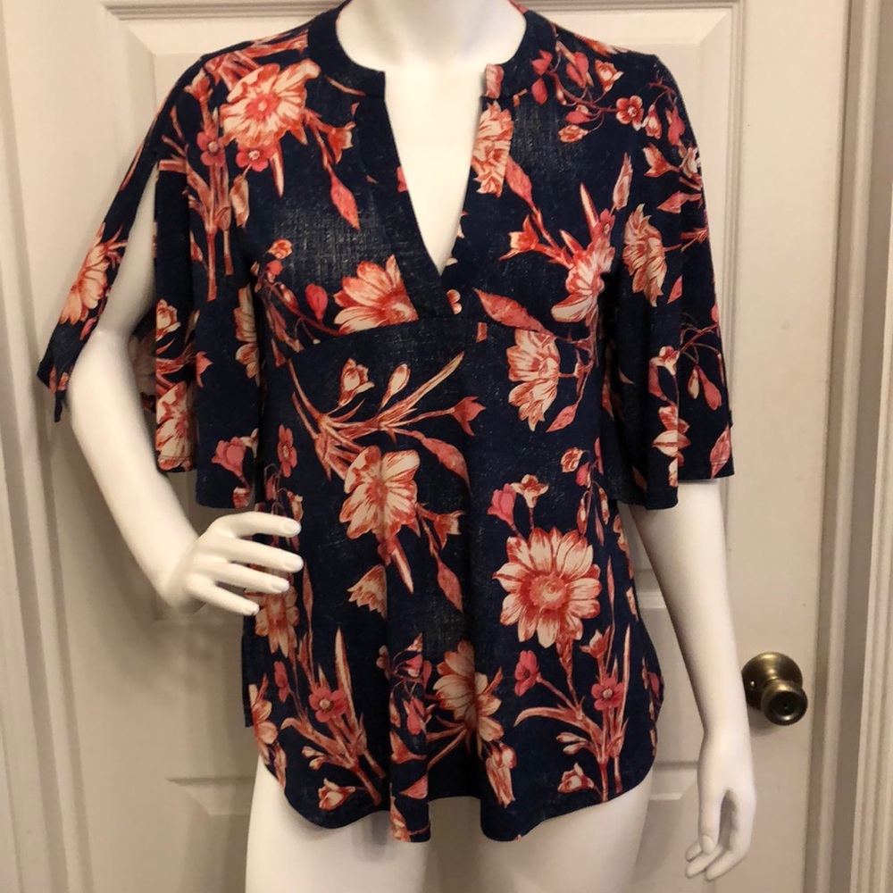 Honeyme SZ M butterfly sleeve loose fit pullover blouse SZ M floral V neck boho